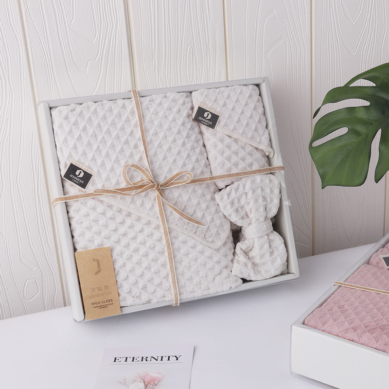 Подаръчен комплект в кутия: вафелни микрофибърни хавлии за баня и лента за коса, тегло 220 g, Plain weave, 32S, полиестерово влакно, лого печатано