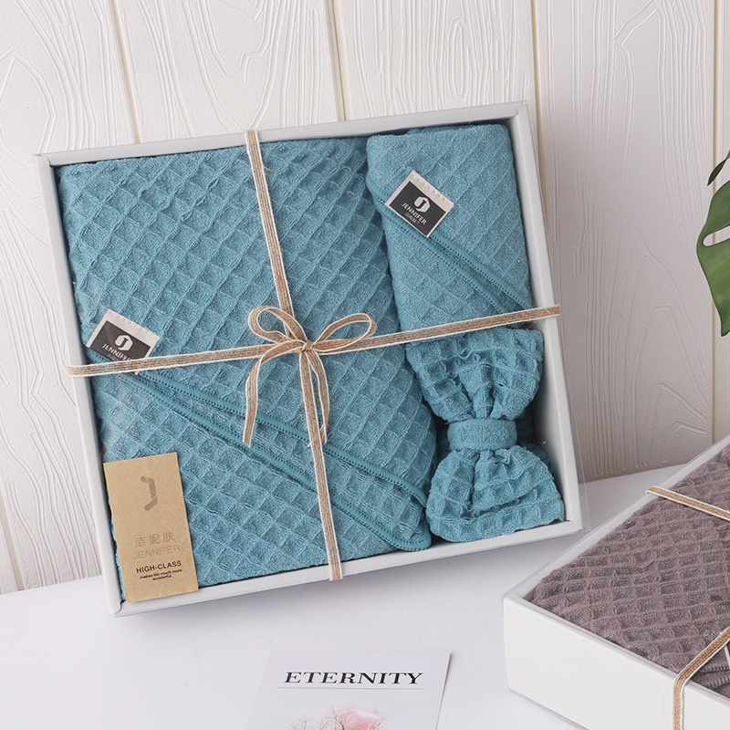 Подаръчен комплект в кутия: вафелни микрофибърни хавлии за баня и лента за коса, тегло 220 g, Plain weave, 32S, полиестерово влакно, лого печатано