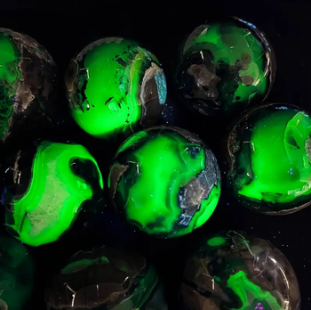 Prirodna kristalna kugla s fluorescencijom – agat kugla za stolni dekor