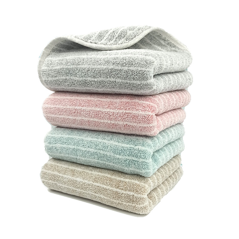 Koralna fleece ručnik za lice: visoka upijanje, brzo sušenje, bez dlačica; 32 vlakna; ravno tkanje; gramatura: 50–80 g/m²; prilagodba: izšiven logo, poklon kutija; podrijetlo: Kina