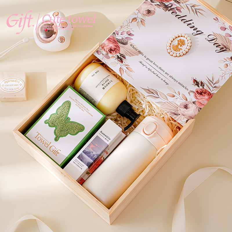 Dāvanas dvielis ar lāčuka motīvu kāzu dāvanai – poliesteris, 40 g, 21 pavedienu, vienkārša aušana, absorbcija 26–30 s