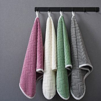 Koralni fleece ručnik za lice, debeli i upijajući, za kućnu i kozmetičku upotrebu; Materijal: koralni fleece; Vlakna: 150D; Obrada: šivenje na rubu; Težina: 80–100 g; Mogućnost izvezanog logotipa