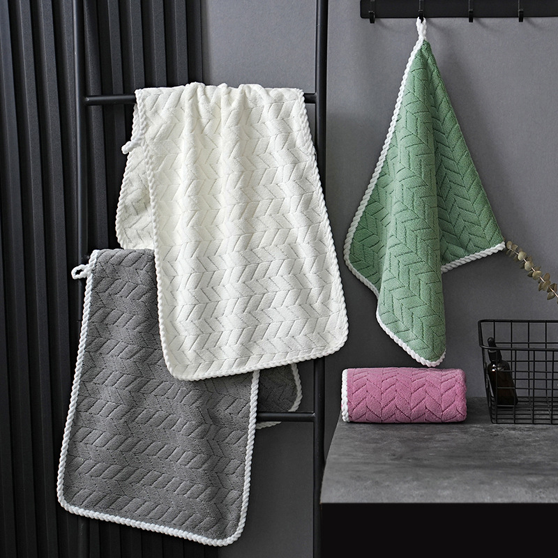 Koralni fleece ručnik za lice, debeli i upijajući, za kućnu i kozmetičku upotrebu; Materijal: koralni fleece; Vlakna: 150D; Obrada: šivenje na rubu; Težina: 80–100 g; Mogućnost izvezanog logotipa