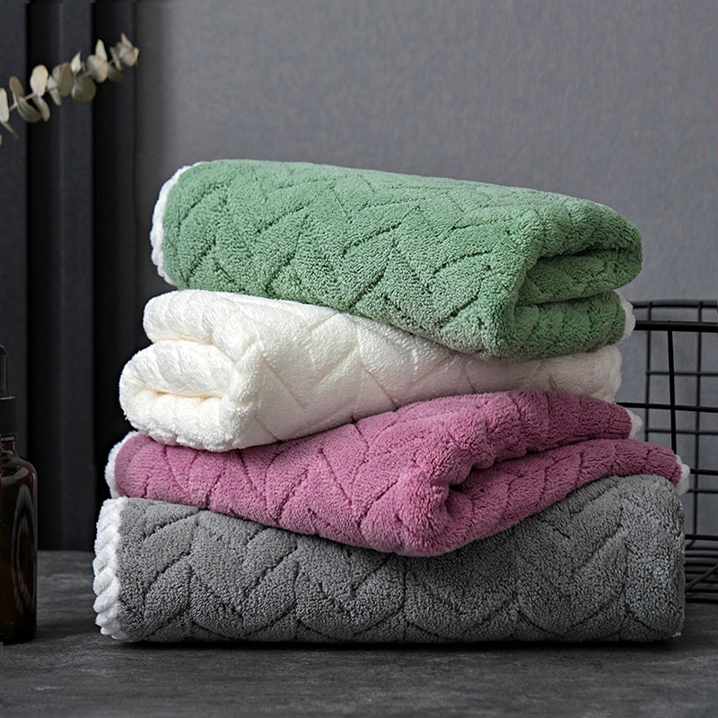 Koralni fleece ručnik za lice, debeli i upijajući, za kućnu i kozmetičku upotrebu; Materijal: koralni fleece; Vlakna: 150D; Obrada: šivenje na rubu; Težina: 80–100 g; Mogućnost izvezanog logotipa