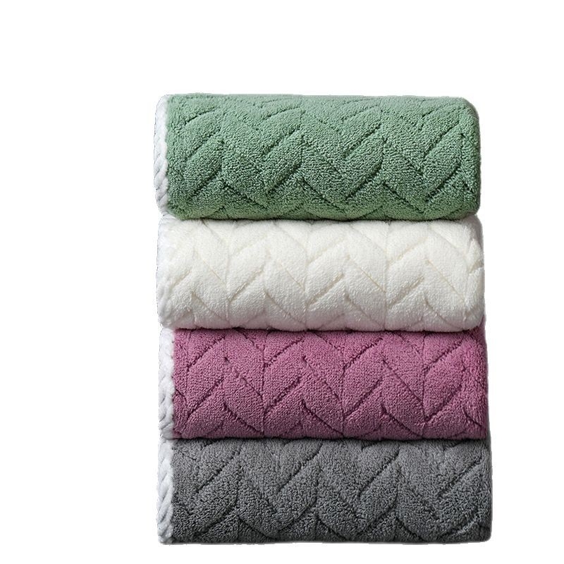 Koralni fleece ručnik za lice, debeli i upijajući, za kućnu i kozmetičku upotrebu; Materijal: koralni fleece; Vlakna: 150D; Obrada: šivenje na rubu; Težina: 80–100 g; Mogućnost izvezanog logotipa