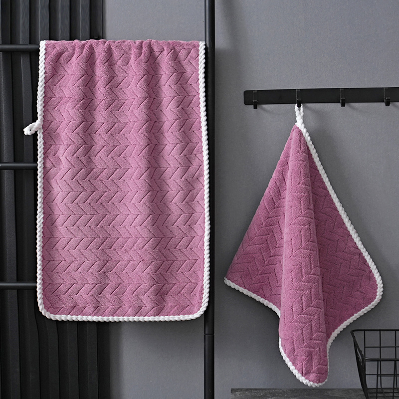 Koralni fleece ručnik za lice, debeli i upijajući, za kućnu i kozmetičku upotrebu; Materijal: koralni fleece; Vlakna: 150D; Obrada: šivenje na rubu; Težina: 80–100 g; Mogućnost izvezanog logotipa