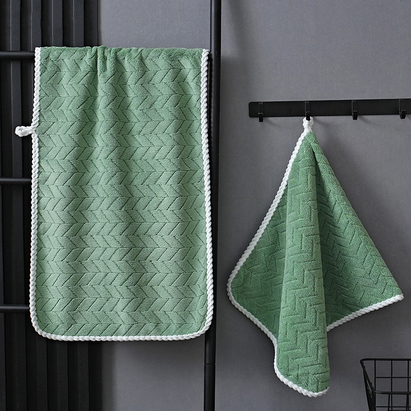 Koralni fleece ručnik za lice, debeli i upijajući, za kućnu i kozmetičku upotrebu; Materijal: koralni fleece; Vlakna: 150D; Obrada: šivenje na rubu; Težina: 80–100 g; Mogućnost izvezanog logotipa