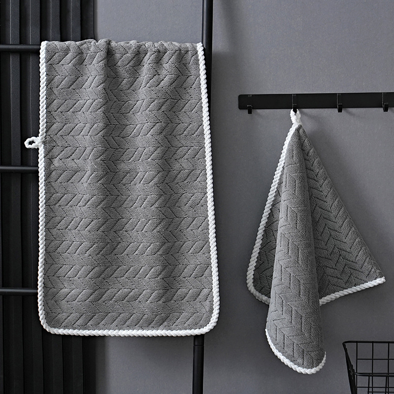 Koralni fleece ručnik za lice, debeli i upijajući, za kućnu i kozmetičku upotrebu; Materijal: koralni fleece; Vlakna: 150D; Obrada: šivenje na rubu; Težina: 80–100 g; Mogućnost izvezanog logotipa