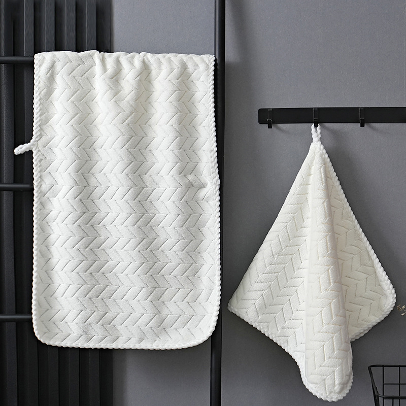 Koralni fleece ručnik za lice, debeli i upijajući, za kućnu i kozmetičku upotrebu; Materijal: koralni fleece; Vlakna: 150D; Obrada: šivenje na rubu; Težina: 80–100 g; Mogućnost izvezanog logotipa