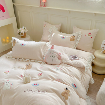 Piimavillase voodipesu komplekt karikatuuride motiiviga, neljaosaline komplekt, reaktiivne trükk, pits ja käterätite õmblus, kaal 2000–2500 g, kohandatav