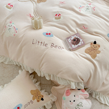 Piimavillase voodipesu komplekt karikatuuride motiiviga, neljaosaline komplekt, reaktiivne trükk, pits ja käterätite õmblus, kaal 2000–2500 g, kohandatav