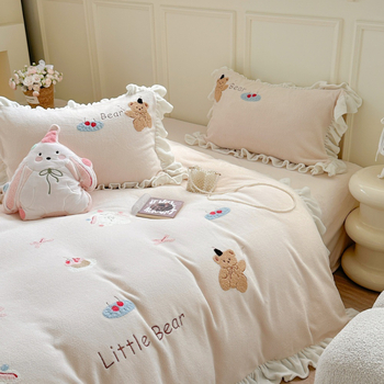 Piimavillase voodipesu komplekt karikatuuride motiiviga, neljaosaline komplekt, reaktiivne trükk, pits ja käterätite õmblus, kaal 2000–2500 g, kohandatav