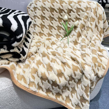 Βελούδινη ριγέ κουβέρτα - για όλες τις εποχές, εθνοτικό στυλ (Υλικό: βελούδινο; Σχέδιο: ριγέ; Τύπος κουβέρτας: πετσέτα-κουβέρτα; Εποχές: όλες οι εποχές; Στυλ: εθνοτικό)