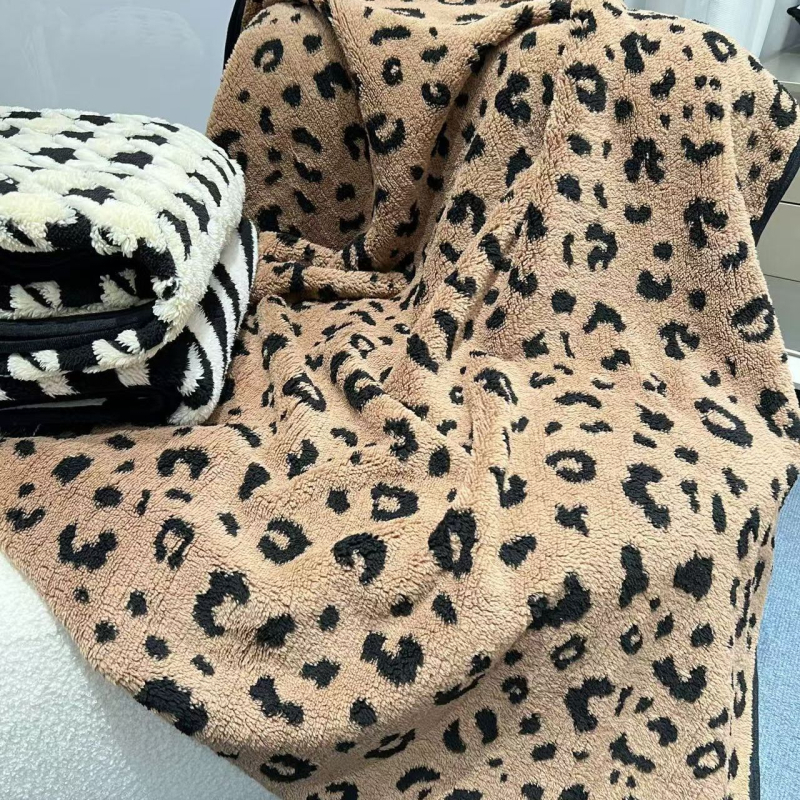 Βελούδινη ριγέ κουβέρτα - για όλες τις εποχές, εθνοτικό στυλ (Υλικό: βελούδινο; Σχέδιο: ριγέ; Τύπος κουβέρτας: πετσέτα-κουβέρτα; Εποχές: όλες οι εποχές; Στυλ: εθνοτικό)