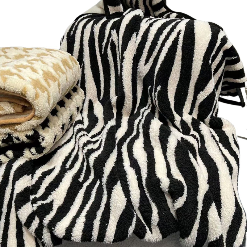 Βελούδινη ριγέ κουβέρτα - για όλες τις εποχές, εθνοτικό στυλ (Υλικό: βελούδινο; Σχέδιο: ριγέ; Τύπος κουβέρτας: πετσέτα-κουβέρτα; Εποχές: όλες οι εποχές; Στυλ: εθνοτικό)