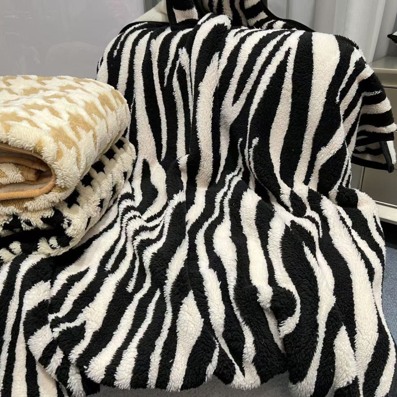 Βελούδινη ριγέ κουβέρτα - για όλες τις εποχές, εθνοτικό στυλ (Υλικό: βελούδινο; Σχέδιο: ριγέ; Τύπος κουβέρτας: πετσέτα-κουβέρτα; Εποχές: όλες οι εποχές; Στυλ: εθνοτικό)