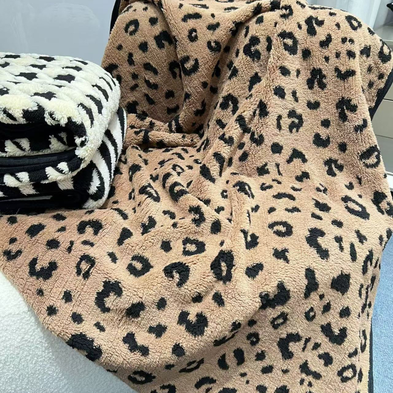 Βελούδινη ριγέ κουβέρτα - για όλες τις εποχές, εθνοτικό στυλ (Υλικό: βελούδινο; Σχέδιο: ριγέ; Τύπος κουβέρτας: πετσέτα-κουβέρτα; Εποχές: όλες οι εποχές; Στυλ: εθνοτικό)