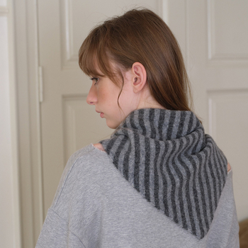 Триъгълен вълнен шал с ивици | Weft-knit, съдържание на вълна 31–50%, Поддържа топло, Зима