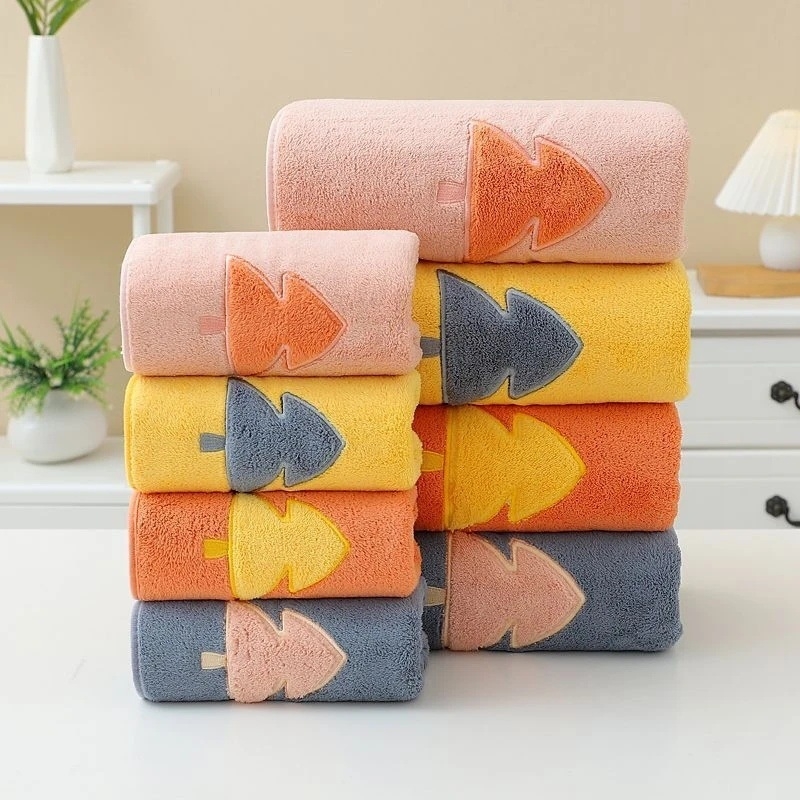 Ručnìค za lice od coral fleece s rubnim dizajnom, debeo, mekan i upijajući (100D vlakana, 80–100 g)