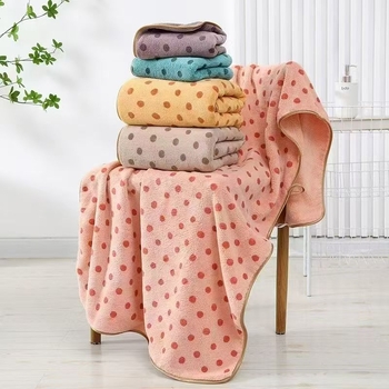 Korall fleece pöttyös törölközőkészlet – puha és nedvszívó, törölközők fürdőre és arcra, 50–80 g/törölköző, szegélyvarrás, testreszabási lehetőség