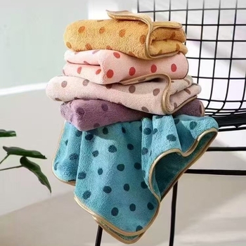 Korall fleece pöttyös törölközőkészlet – puha és nedvszívó, törölközők fürdőre és arcra, 50–80 g/törölköző, szegélyvarrás, testreszabási lehetőség