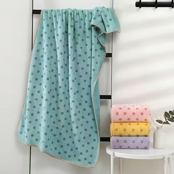 Korall fleece pöttyös törölközőkészlet – puha és nedvszívó, törölközők fürdőre és arcra, 50–80 g/törölköző, szegélyvarrás, testreszabási lehetőség