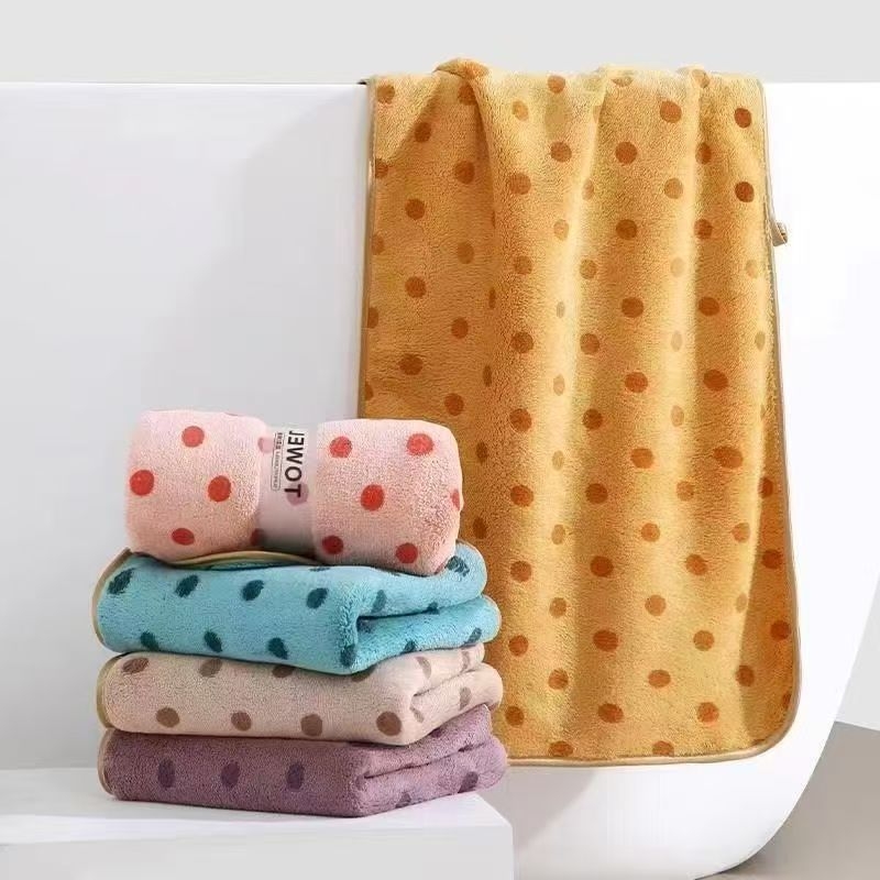 Korall fleece pöttyös törölközőkészlet – puha és nedvszívó, törölközők fürdőre és arcra, 50–80 g/törölköző, szegélyvarrás, testreszabási lehetőség