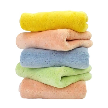 Prosop de față din fleece coral; fir: mătase velur coral; cusătură: margine; greutate: 120–140 g