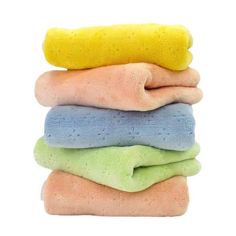Prosop de față din fleece coral; fir: mătase velur coral; cusătură: margine; greutate: 120–140 g