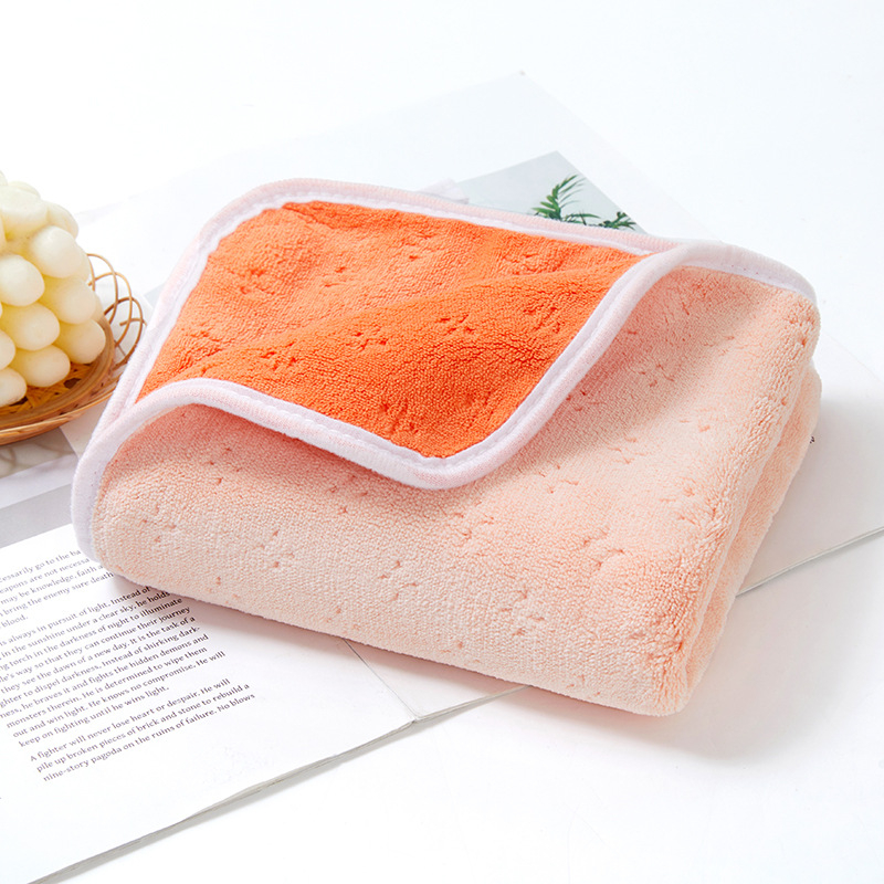 Prosop de față din fleece coral; fir: mătase velur coral; cusătură: margine; greutate: 120–140 g