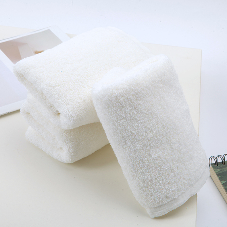 Kupaonski ručnik od 100% pamuka, platno ravnog tkanja, 100–120 g/m², pređa 10s