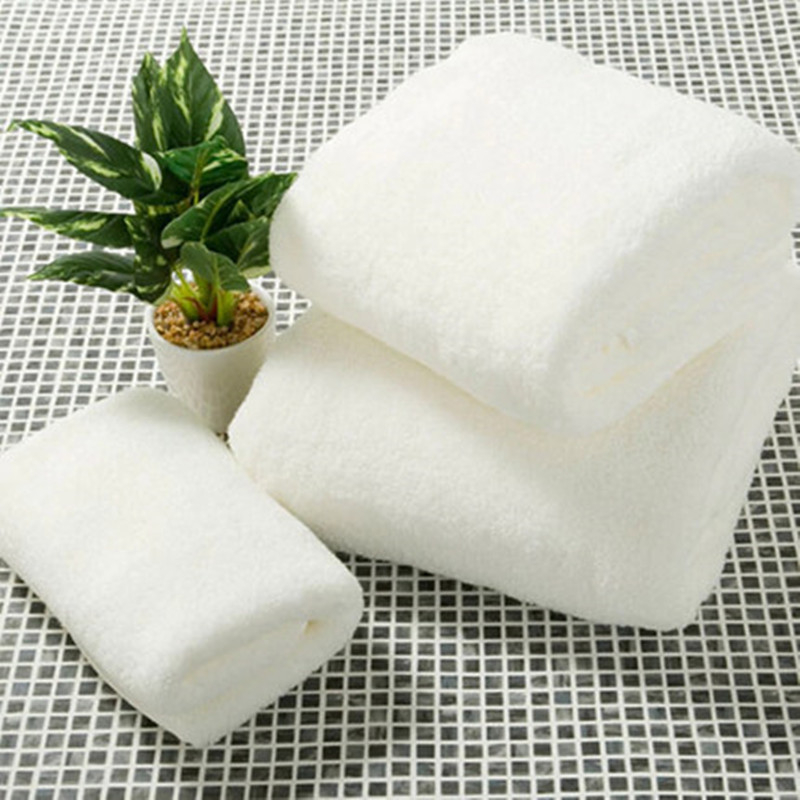 Kupaonski ručnik od 100% pamuka, platno ravnog tkanja, 100–120 g/m², pređa 10s