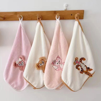 Prosop de baie și plajă | Material: coral fleece; Greutate: 300–400 g; Categorie: prosop de baie/plajă; Proces: broderie; Sezon: toate anotimpurile