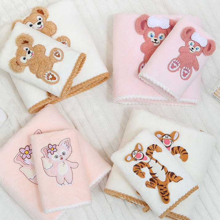 Prosop de baie și plajă | Material: coral fleece; Greutate: 300–400 g; Categorie: prosop de baie/plajă; Proces: broderie; Sezon: toate anotimpurile