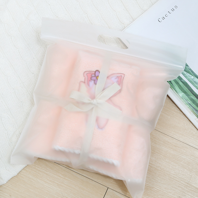 Prosop de baie și plajă | Material: coral fleece; Greutate: 300–400 g; Categorie: prosop de baie/plajă; Proces: broderie; Sezon: toate anotimpurile