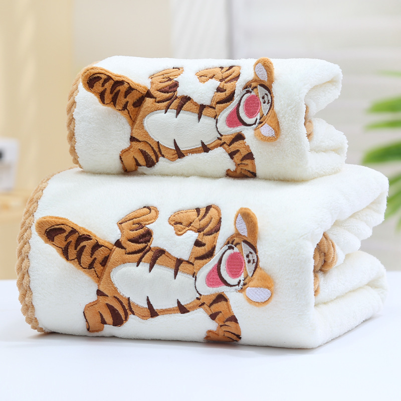 Prosop de baie și plajă | Material: coral fleece; Greutate: 300–400 g; Categorie: prosop de baie/plajă; Proces: broderie; Sezon: toate anotimpurile