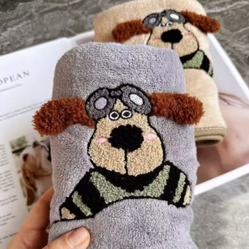 Set de prosoape din fleece coral, moi și absorbante, cu design cu un cățeluș pilot; prosoape de față și de baie, 150d fir, greutate 200 g/m2, broderie și tiv