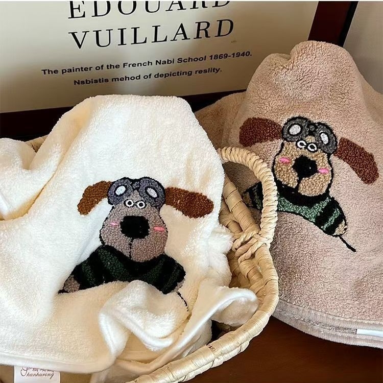 Set de prosoape din fleece coral, moi și absorbante, cu design cu un cățeluș pilot; prosoape de față și de baie, 150d fir, greutate 200 g/m2, broderie și tiv