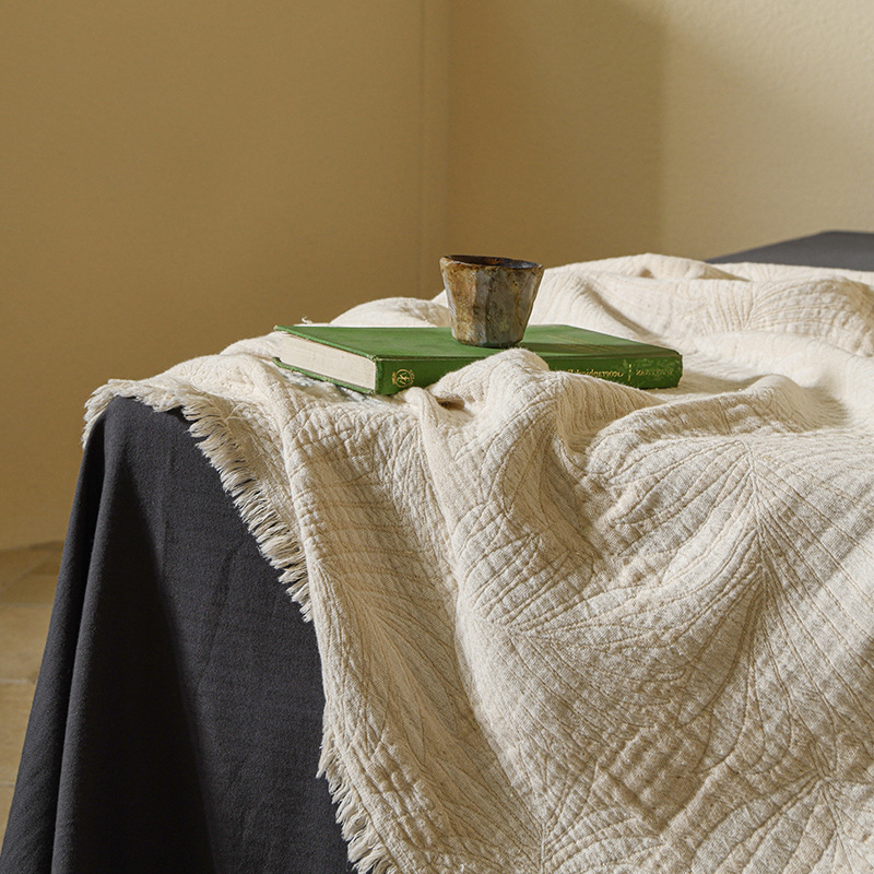 Blogerska deka od pamuka jacquard s resicama za kauč, dom i ured — težina 800–999 g, moderan minimalistički stil, pogodna za sve sezone