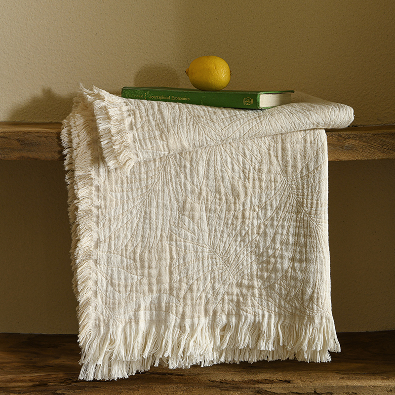 Blogerska deka od pamuka jacquard s resicama za kauč, dom i ured — težina 800–999 g, moderan minimalistički stil, pogodna za sve sezone