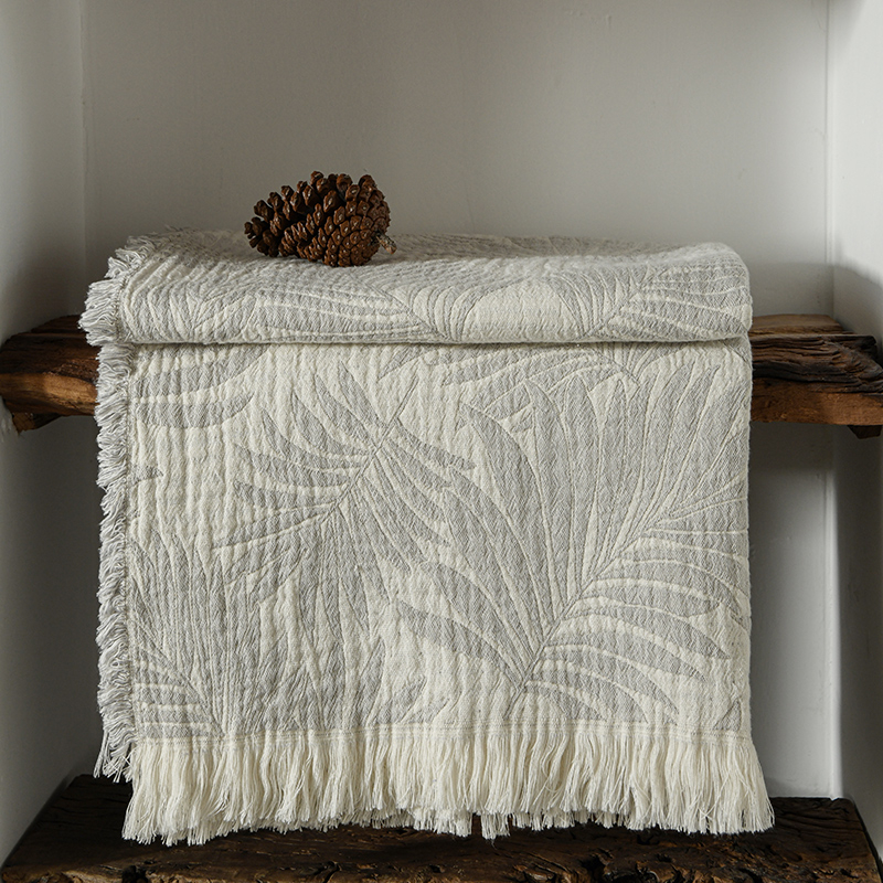Blogerska deka od pamuka jacquard s resicama za kauč, dom i ured — težina 800–999 g, moderan minimalistički stil, pogodna za sve sezone