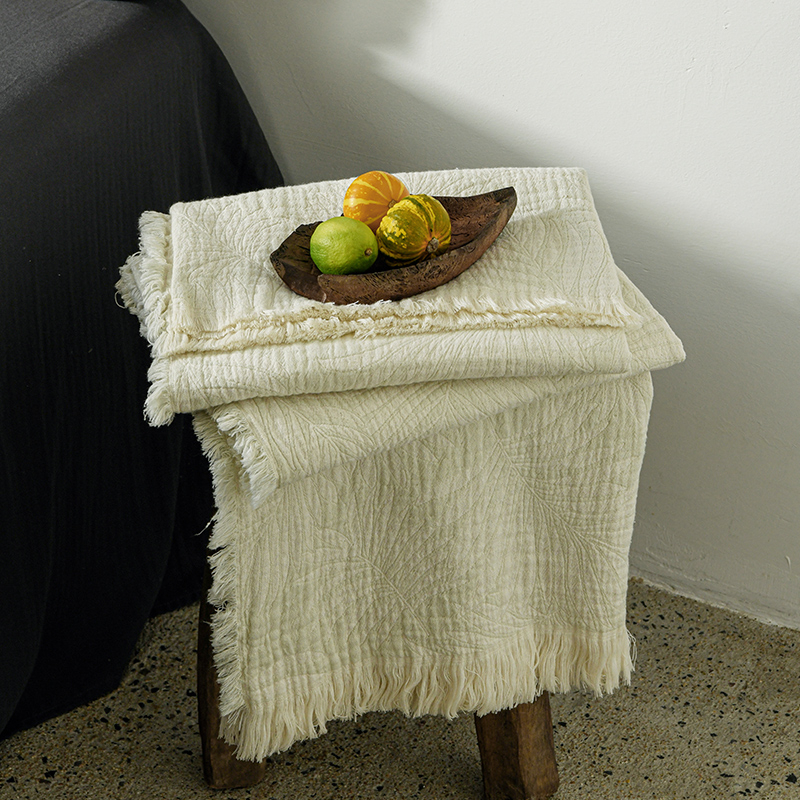 Blogerska deka od pamuka jacquard s resicama za kauč, dom i ured — težina 800–999 g, moderan minimalistički stil, pogodna za sve sezone