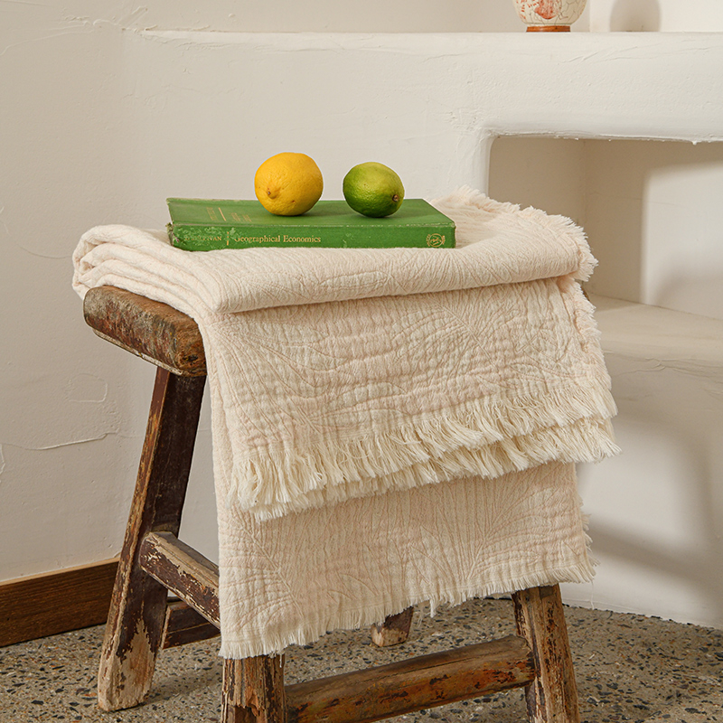 Blogerska deka od pamuka jacquard s resicama za kauč, dom i ured — težina 800–999 g, moderan minimalistički stil, pogodna za sve sezone