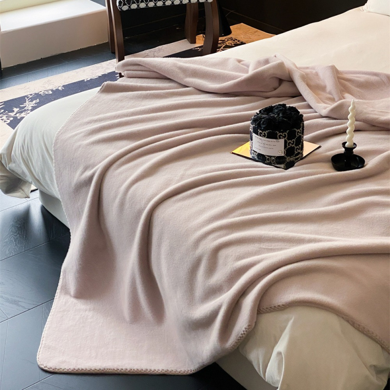 Deka od mink velura | 500–800 g | Četiri sezone | Moderni minimalistički stil