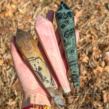 Kristály scepter toronyfaragás — természetes kristály, karton doboz csomagolás, Stargate Jewelry