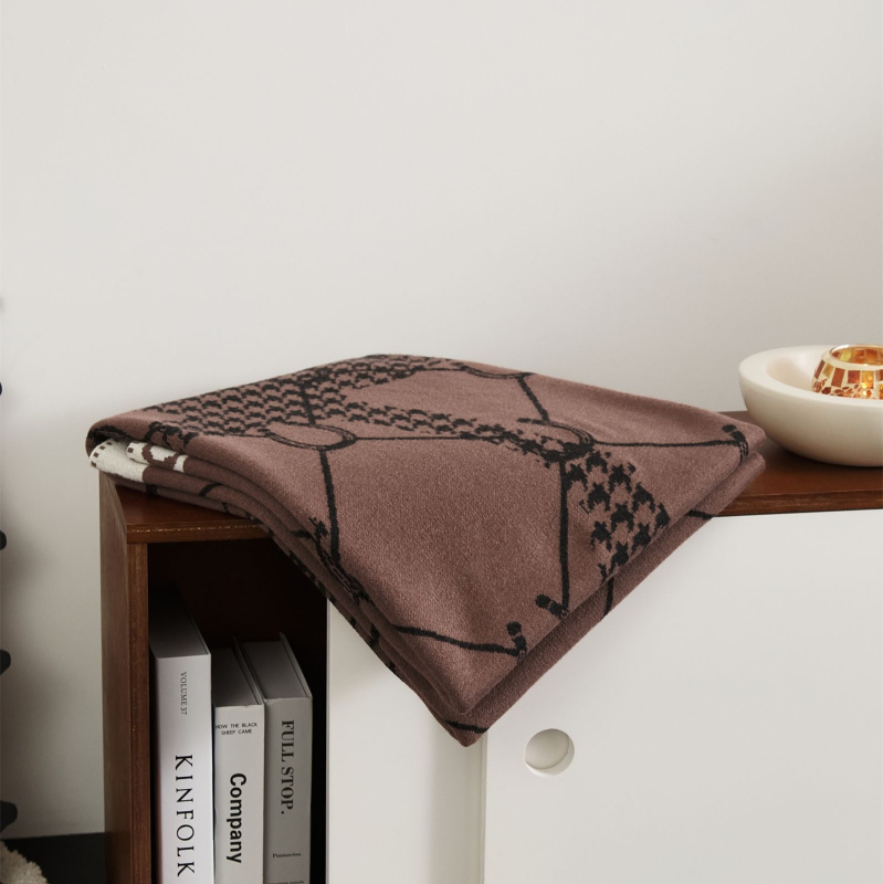 Pletena deka od kunićjeg baršuna, geometrijski i apstraktni uzorak, težina 300–500 g, vintage stil