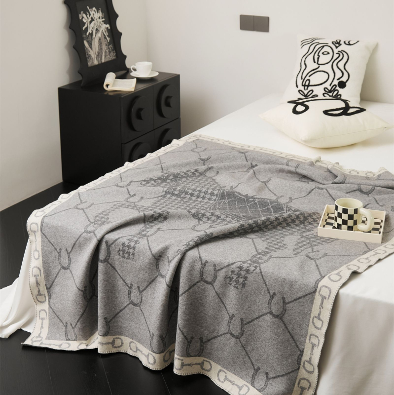 Pletena deka od kunićjeg baršuna, geometrijski i apstraktni uzorak, težina 300–500 g, vintage stil