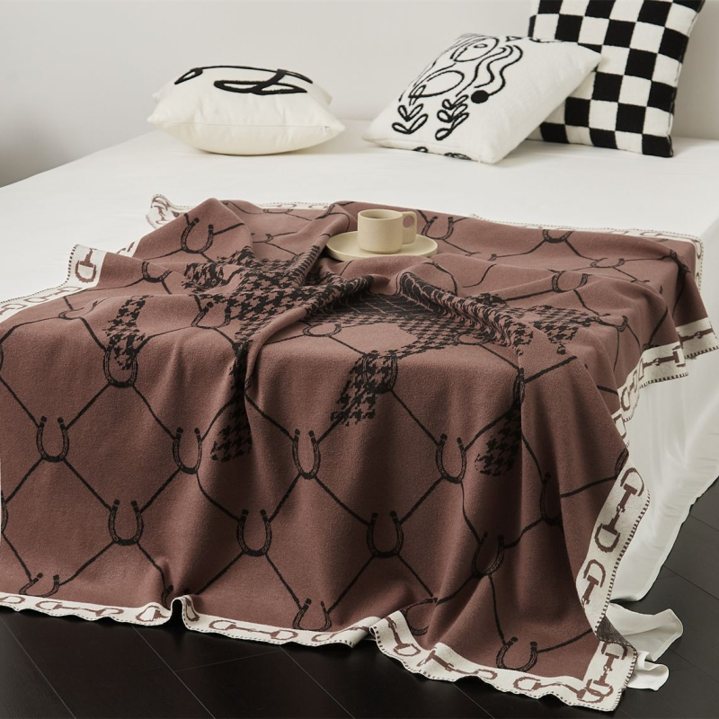 Pletena deka od kunićjeg baršuna, geometrijski i apstraktni uzorak, težina 300–500 g, vintage stil