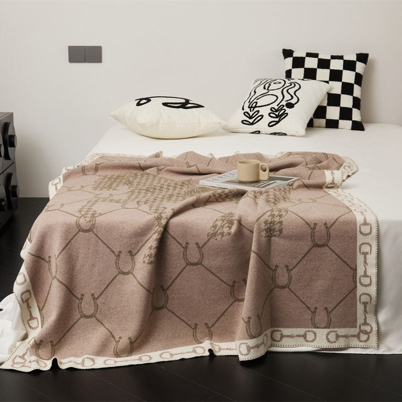 Pletena deka od kunićjeg baršuna, geometrijski i apstraktni uzorak, težina 300–500 g, vintage stil