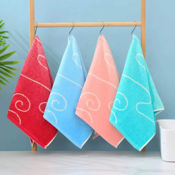 Lice ručnik s gradientnim uzorkom oblaka, 100% pamuk, visoka upijanje, malo otpada vlakana; 80–100 g, 21s prediva